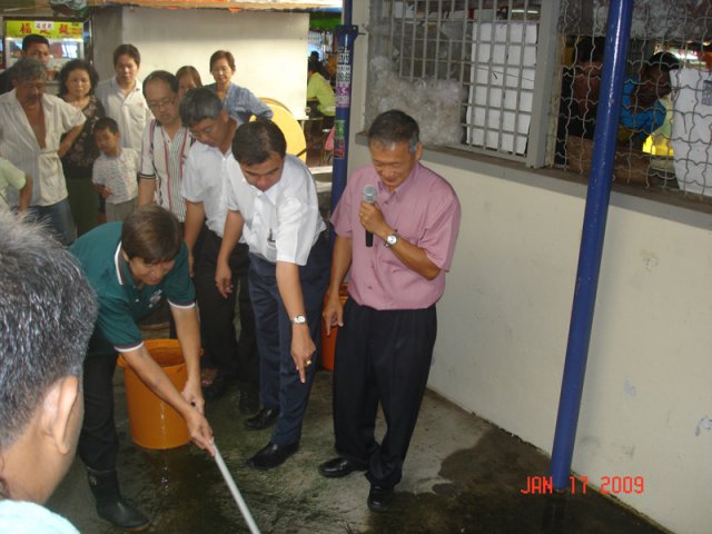 Demonstrasi mengguna EM dalam mencuci lantai di Pasar Sri Bandar pada 17-1-2009